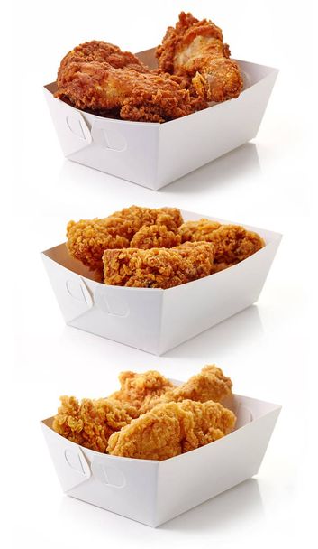 Filetto di pollo impanato fritto in scatole di cartone bianco
 - Foto, immagini
