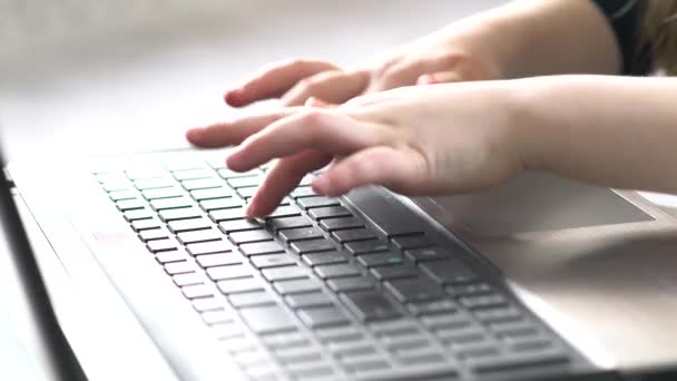 Dziecka ręce na klawiaturze komputera. - Materiał filmowy, wideo