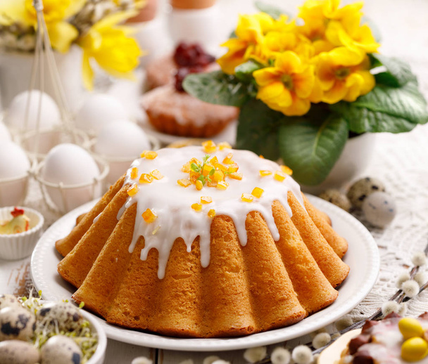 Pääsiäiskakku kuorrutuksella ja sokeroidulla appelsiininkuorella, herkullinen pääsiäisjälkiruoka, perinteiset pääsiäisleivonnaiset Puolassa
 - Valokuva, kuva