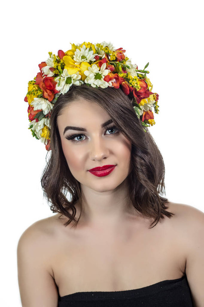 Maquiagem de moda. Uma mulher com flores em um fundo branco
 - Foto, Imagem