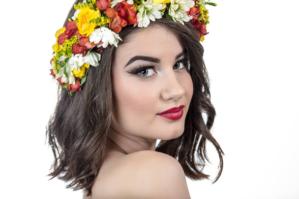 Fashion makeup. A woman with flowers on a white background - Foto, Bild
