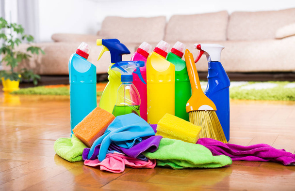 Reinigungsgeräte auf dem Boden im Wohnzimmer - Foto, Bild