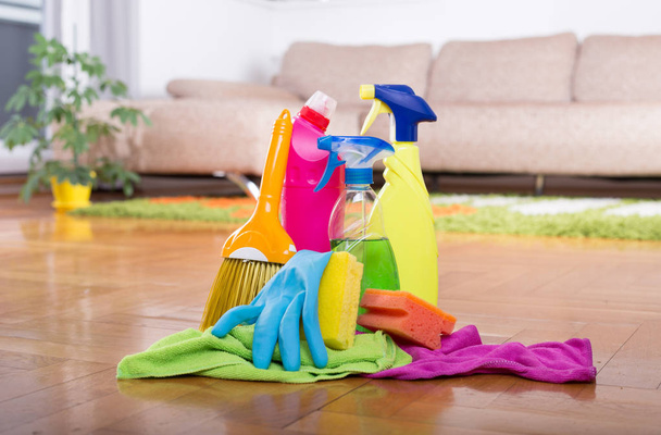 Attrezzature per la pulizia del pavimento in soggiorno
 - Foto, immagini