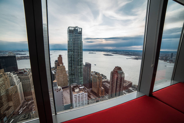 Widok okna z luksusowy apartament na Manhattanie w Nowym Jorku. Pojęcie nieruchomości. - Zdjęcie, obraz