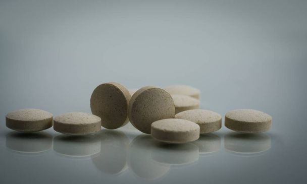 マクロは、白い背景でキレート錠剤錠剤亜鉛アミノ酸の詳細を撮影しました。よくヘルプ精子の泳ぐのための栄養補助食品製品。ビタミン、ミネラル、男性不妊の治療のためのサプリメント. - 写真・画像