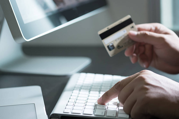 Blíže se Online platby kreditní kartou pomocí chytrého telefonu pro onli - Fotografie, Obrázek