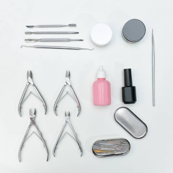 Maniküre-Set. Werkzeuge, Scheren und Pflegeprodukte. weißer Hintergrund - Foto, Bild