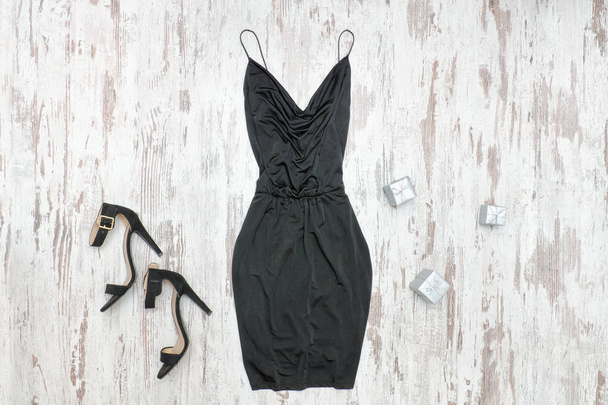 Kis fekete ruha és cipő. Fából készült háttér, divatos fogalom - Fotó, kép