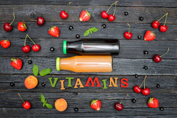 Duas garrafas de suco, a inscrição de cor Vitaminas e frutas
. - Foto, Imagem