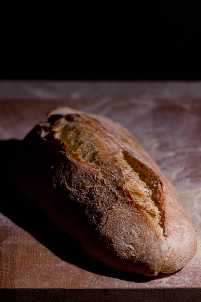 Свіжоспечений хліб на валки лісу Ради, що представляють концепції як італійська кухня, домашнє харчування, тепло, традиція, д.. - Фото, зображення