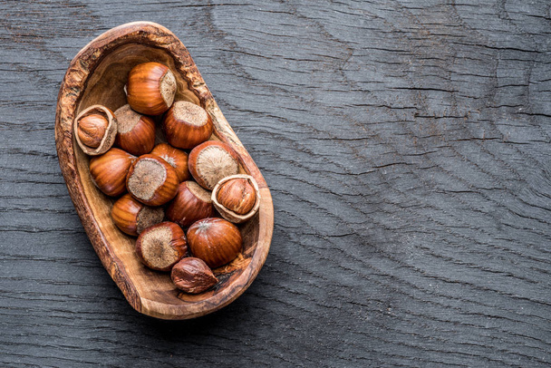 Filberts or hazelnuts in the wooden bowl on the table. - Foto, Bild