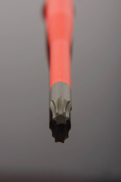 Torx punta del destornillador macro primer plano aislado en el reflejo negro
 - Foto, Imagen