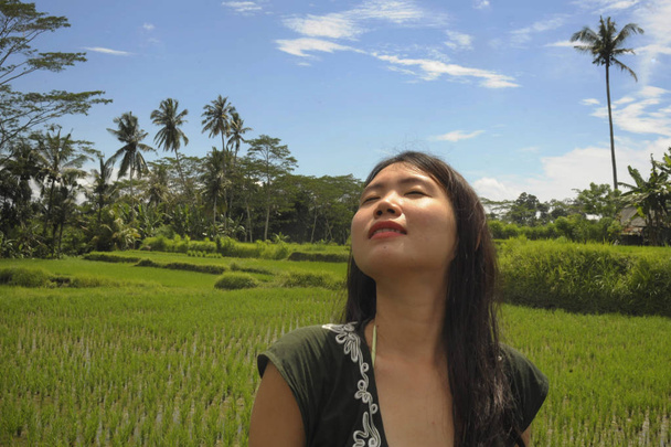 fiatal gyönyörű ázsiai kínai turista dzsungelben és a rizs mező pad vidék Bali Indonézia nyugodt és boldog élvezi üdülés utazás - Fotó, kép