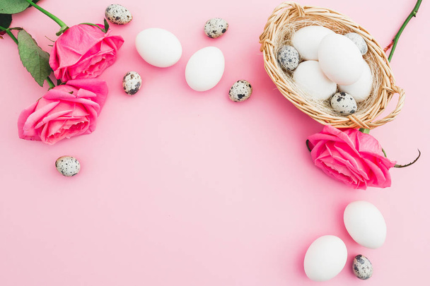 Velikonoční složení s kuřetem a Křepelčí vejce v hnízdě s růží - Fotografie, Obrázek
