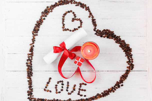sydän valmistettu kahvipapuja, sisällä lahja Ystävänpäivä
 - Valokuva, kuva