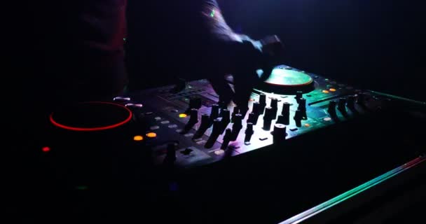 DJ fonó, keverés és karmoló, egy éjszakai klub, dj kezében különböző pálya vezérlők, dj fedélzeten, a strobe fények, és a köd, a szelektív összpontosít a csípés, zár megjelöl - Felvétel, videó