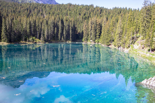 Karersee, lac dans les Dolomites au Tyrol du Sud, Italie
 - Photo, image