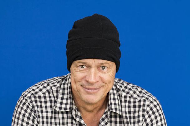 Человек в черной шляпе и клетчатой рубашке, черно-белый, полный выражений
  - Фото, изображение