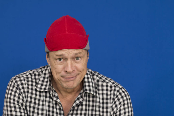 Ο άνθρωπος με το κόκκινο καπέλο και καρό πουκάμισο, μαύρο και άσπρο  - Φωτογραφία, εικόνα
