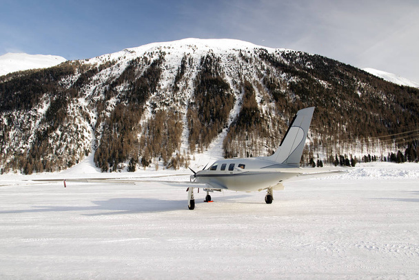 ein privater jet im schneebedeckten flughafen von st moritz in den schweizer alpen im winter - Foto, Bild