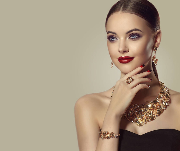 Piękna dziewczyna z zestaw biżuterii z czerwonym i czarnym francuski manicure na paznokciach. Kobieta w naszyjnik kolczyki. Piękno i akcesoria. - Zdjęcie, obraz