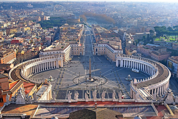 panoraamanäkymät vanhaan kaupunkiin ja Pyhän Pietarin aukiolle Pyhän Pietarin katedraalin kupolin korkeudelta, Rooma, Italia
 - Valokuva, kuva