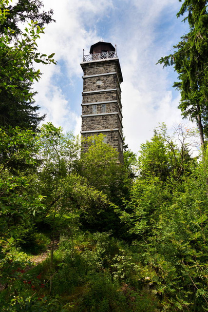 Pajndl torre panoramica in cima al monte Tisovsky a Krusne Hory, Boemia, Repubblica Ceca
 - Foto, immagini