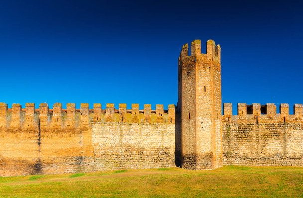 Mur de briques avec tour. Ville fortifiée médiévale italienne
 - Photo, image