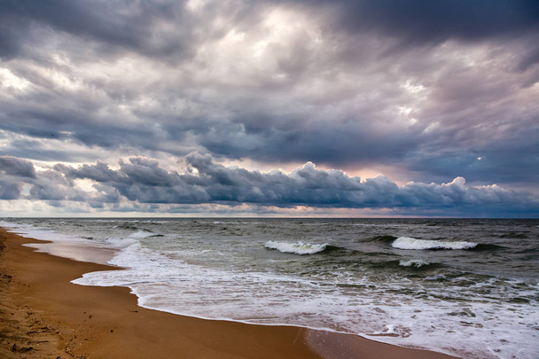 Δραματικό ουρανό σε ένα πρωί Θαλασσογραφία. Ανατολή ηλίου στην αμμώδη παραλία. - Φωτογραφία, εικόνα