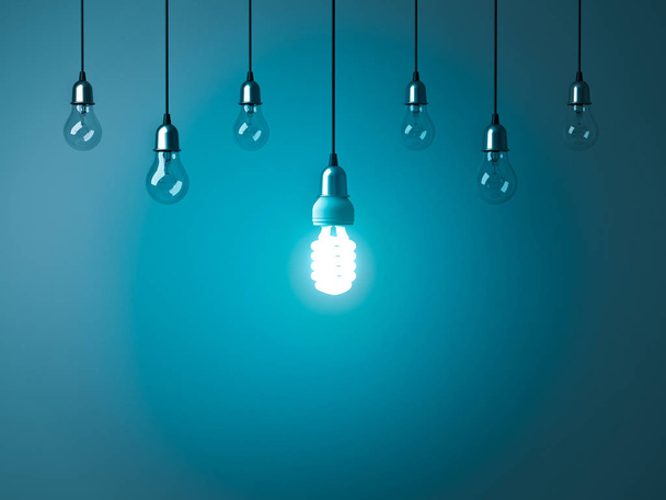 Одна подвесная энергосберегающая лампочка, светящаяся, выделяется из неосвещенных ламп накаливания с отражением на темно-голубом фоне, лидерстве и различных творческих идей. 3D рендеринг
. - Фото, изображение