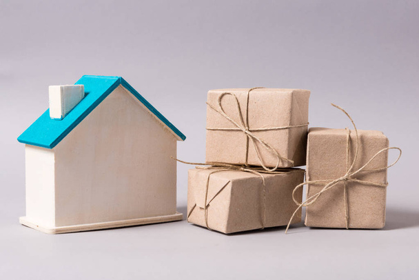 Miniature wooden house, symbol, with boxes, home delivery - 写真・画像