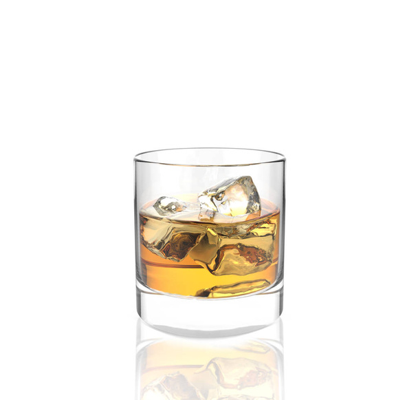 ποτήρι ουίσκι με πάγο με λευκό φόντο - Φωτογραφία, εικόνα
