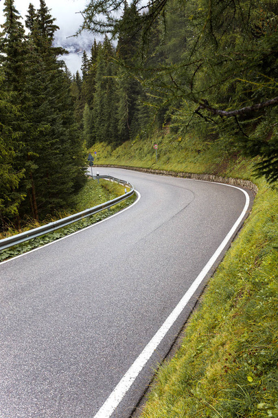 empty road at the mountains  - Zdjęcie, obraz