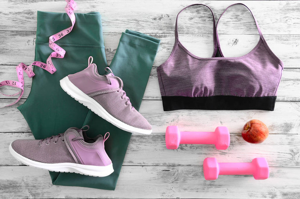 Женская активная одежда (леггинсы, бюстгальтер) обувь (кроссовки) и e
 - Фото, изображение