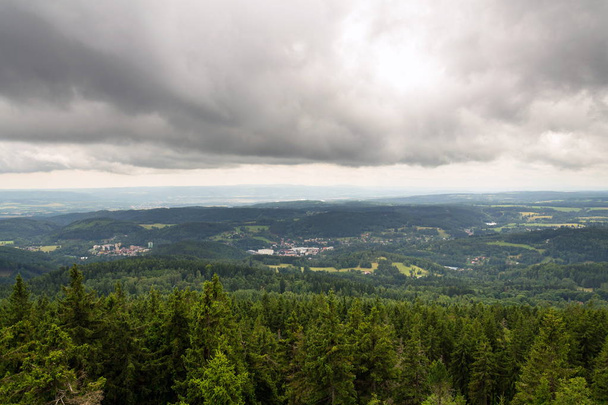 Hermosa vista del bosque de verano desde la torre de observación Pajndl espacio de copia cielo nublado, Monte Tisovsky en Krusne Hory, Bohemia, República Checa
 - Foto, Imagen