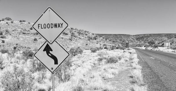  pojmu dobrodružství outback ulice v poušti - Fotografie, Obrázek