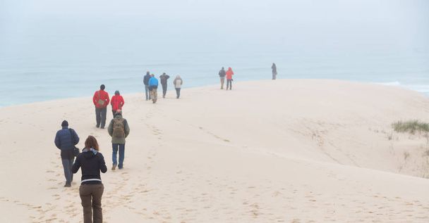  v zimě pláž mlha a lidé - Fotografie, Obrázek