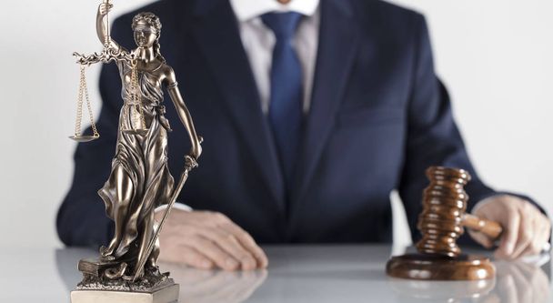  Legal counsellor. Mallet and Themis statue on white table and background. - Foto, Bild