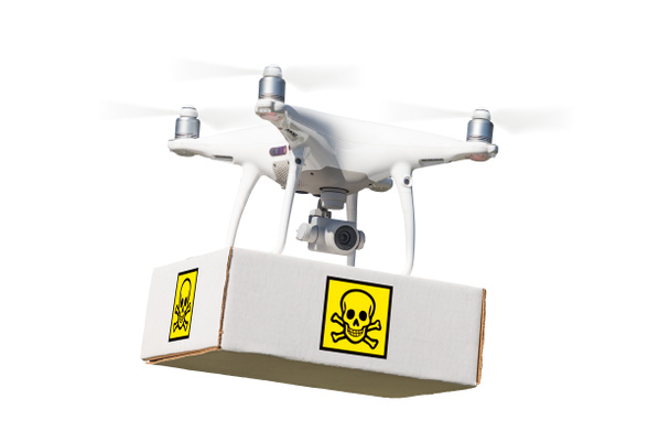 Μη επανδρωμένα αεροσκάφη σύστημα (Uav) τετράγωνο ελικόπτερο Drone που μεταφέρουν πακέτο με ετικέτα δηλητήριο σύμβολο σε λευκό. - Φωτογραφία, εικόνα