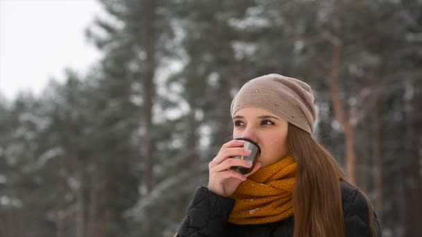 Tvář dívky s horkým nápojem venku v zimě. - Záběry, video
