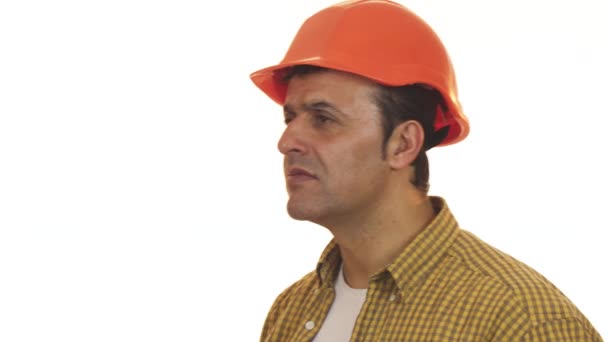 Dojrzałe profesjonalne konstruktora w kasku właśnie rozczarowany - Materiał filmowy, wideo