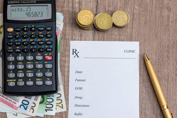 prescripción en blanco rx, euro, calculadora y pluma en el escritorio
 - Foto, Imagen