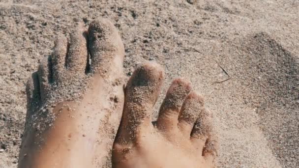 Θηλυκό μαυρισμένο τα πόδια και τα δάχτυλα κινούνται φόντο των άμμου στην παραλία - Πλάνα, βίντεο