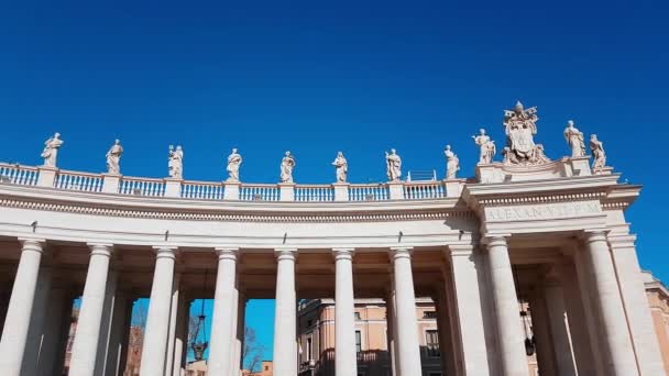 Πλατεία της στήλες στο Βατικανό, κιονοστοιχία σε Άγιος Πέτρος. Αρχιτεκτονικής στην πόλη του Βατικανού - 4k βίντεο - Πλάνα, βίντεο