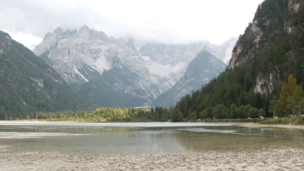 Wspaniały widok na Alpy Włoskie i górskie jeziora czyste. Panoramy górskiej przyrody. Górskie jezioro we Włoszech - Materiał filmowy, wideo