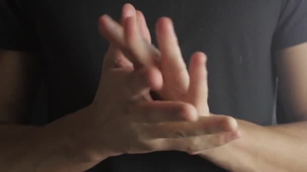 Primer plano de las manos masculinas nerviosas primer plano ansiedad, tensión, vergüenza o impaciencia lenguaje corporal y gesto de la mano
 - Metraje, vídeo