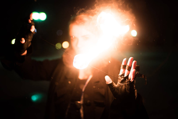 Dívka ukončí její tvář s ohněm - Fotografie, Obrázek