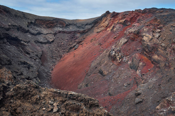Increíble paisaje volcánico. Cráter del volcán en el Parque Nacional de Timanfaya, Lanzarote, Islas Canarias, España
. - Foto, Imagen