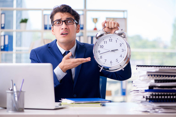 Uomo d'affari con orologio gigante che non riesce a rispettare le scadenze e missi - Foto, immagini