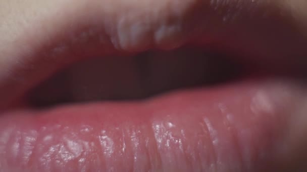 Kobieta stosuje balsam biały kij na ustach zbliżenie - Materiał filmowy, wideo